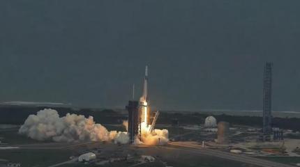 Ракета Falcon 9 запустила корабль Crew Dragon с экипажем частной компании