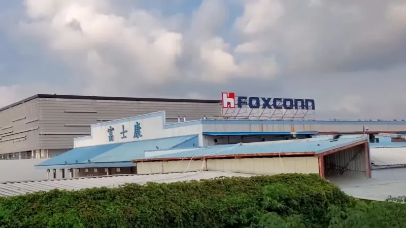 Сотни рабочих присоединились к протестам на флагманском заводе iPhone компании Foxconn в Китае