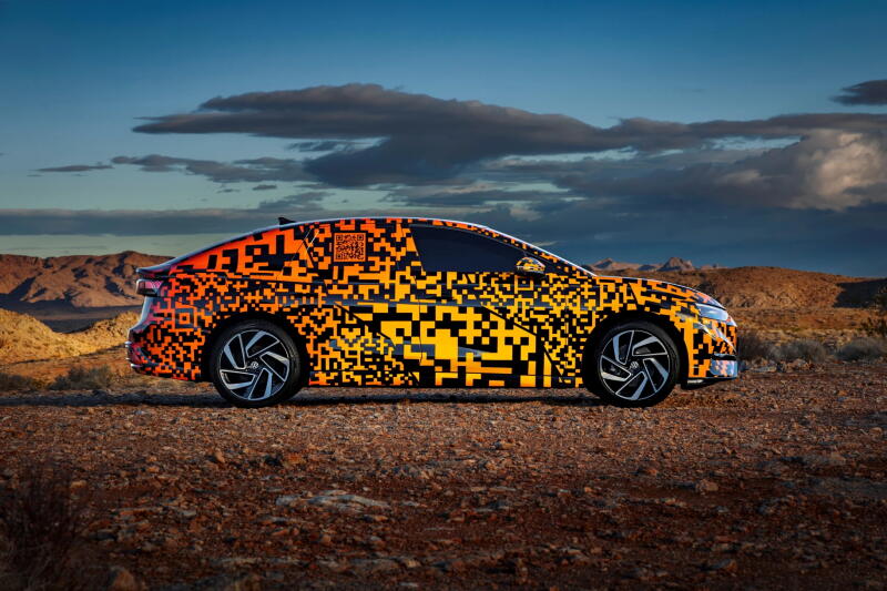 Электрический седан Volkswagen ID 7 покрыли светящейся краской