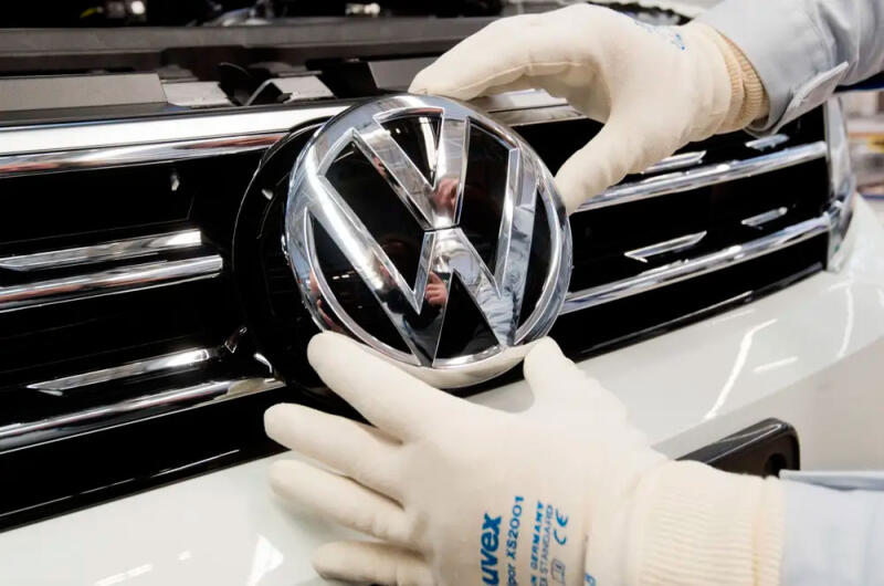«Я думал, что машина пытается меня убить»: Volkswagen сам решил разогнаться до 100 миль в час на трассе с ограничением 30
