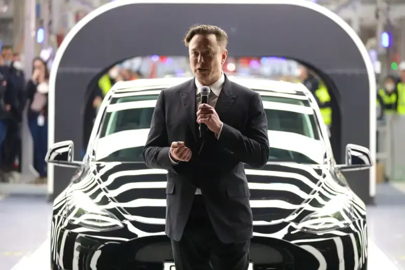 Илон Маск: хочу чтобы рабочие Tesla спали на конвейере